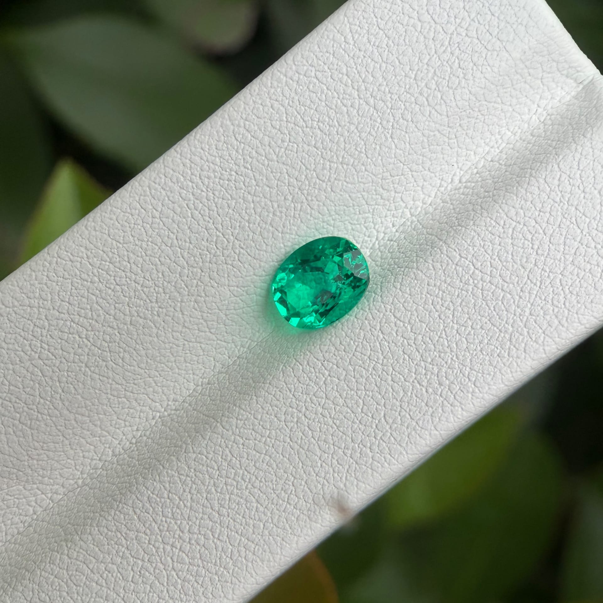 Wholesale 1.24 carat  Eye-Clean Green Beryl oval lab-grown emerald for wholesale